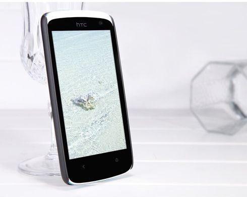 Защитный чехол Nillkin Frosted Shield для HTC Desire 501 Черный